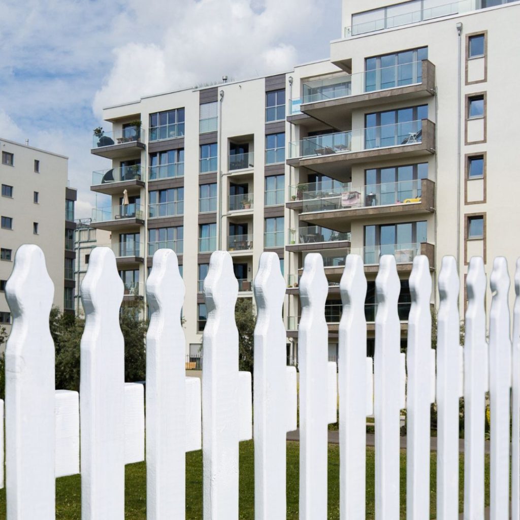 vinyl-fence-installation-for-residential-complex-chicago-il