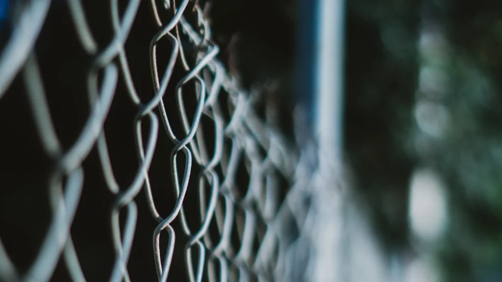 chain link fence wind load